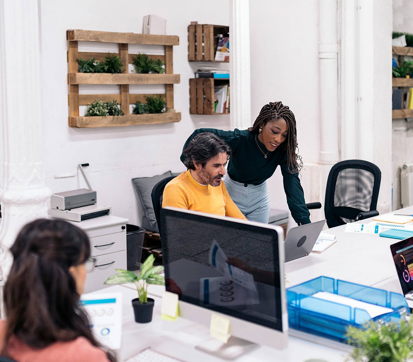 work-team-in-office Business IT