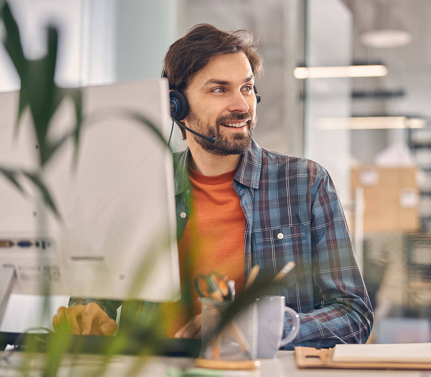 it-support-male-worker-sitting-at-the-table-in-office Business IT